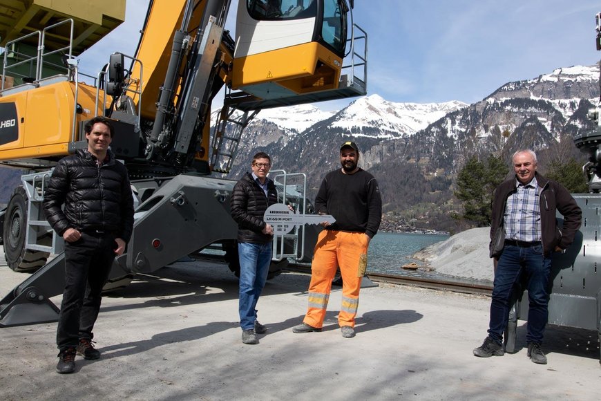 Fully operational for Swiss natural product: Liebherr LH 60 M Port Litronic material handler